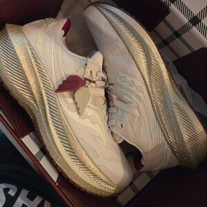 SOLD!!!!! Saucony Triumph 20 Brie/Wine women's 10